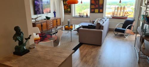 克里斯蒂安斯塔德LUXURY CITY VIEW APARTMENT的客厅配有沙发和桌子