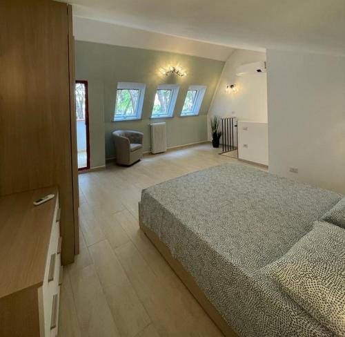 米兰马瑞提那Appartamento LA ROTONDA的一间卧室配有一张床和一张沙发