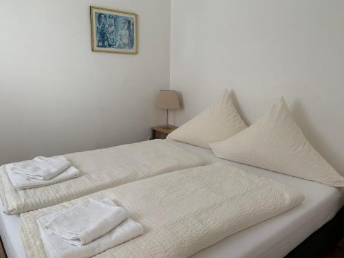 杜伊斯堡弗赖哈芬酒店的白色的床和白色毛巾