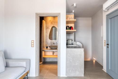 布拉卡Mirabelle Luxury Villas的一间带水槽和镜子的浴室