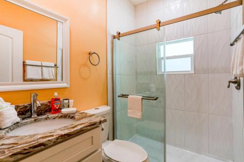克利尔沃特East Shore Paradise #448的带淋浴、盥洗盆和卫生间的浴室