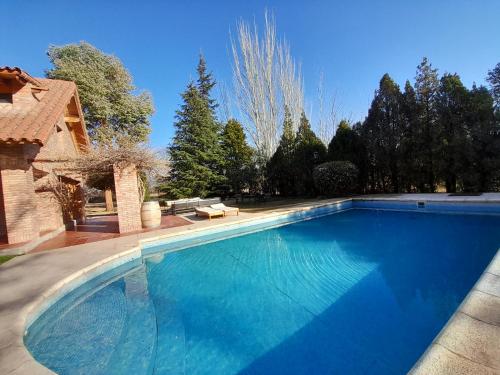 查克拉斯德科里亚La Bignonia Posada的院子里的大型蓝色游泳池