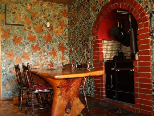 Creighton小天堂旅馆的厨房配有木桌和砖墙