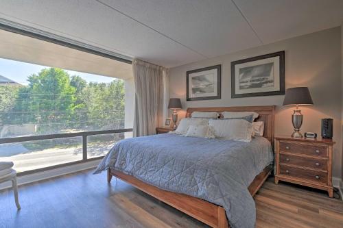 帕瓦雷斯岛Pawleys Island Condo Retreat with Beach Access!的一间卧室设有一张床和一个大窗户