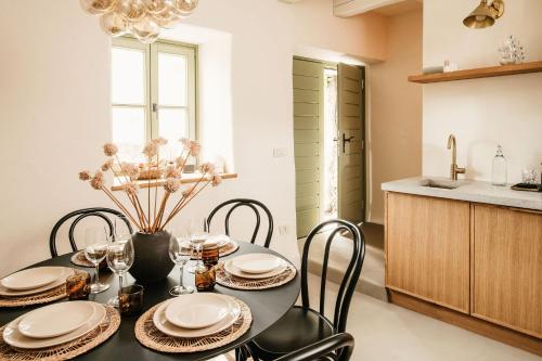 斯丹尼Grad Štanjel House的厨房以及带桌椅的用餐室。