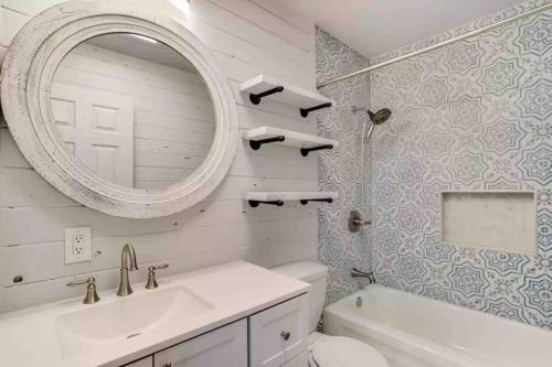 阿尔伯克基Comfy, contemporary quiet retreat vacation home with views的白色的浴室设有水槽和镜子