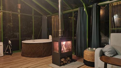 锡列达REMANSO DE TRASFONTAO_Nido 360°的客厅设有壁炉和浴缸。
