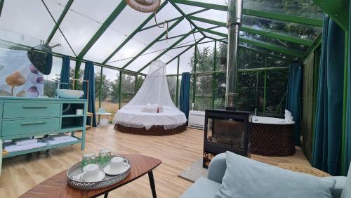锡列达REMANSO DE TRASFONTAO_Nido 360°的带帐篷、床和壁炉的客房