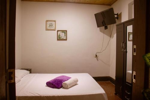 佩雷拉Coliving La Rebeca Pereira的一间卧室配有带毛巾的床