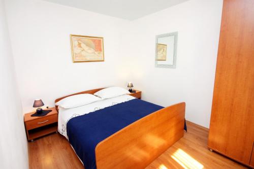 布拉托Apartments by the sea Prigradica, Korcula - 544的一间卧室配有一张带蓝白色毯子的床