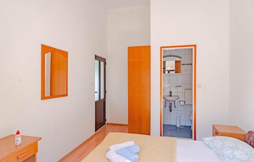 扎瓦拉提卡Double Room Zavalatica 547g的一间卧室配有床、水槽和镜子