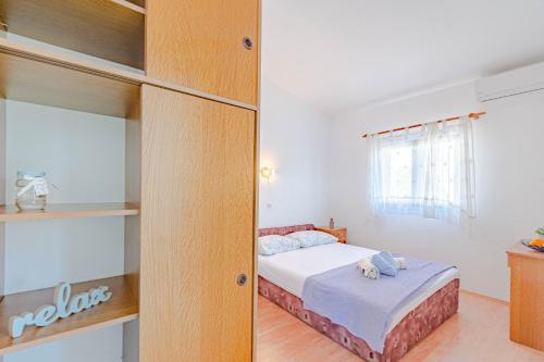 扎瓦拉提卡Double Room Zavalatica 547g的一间卧室配有一张床和镜子