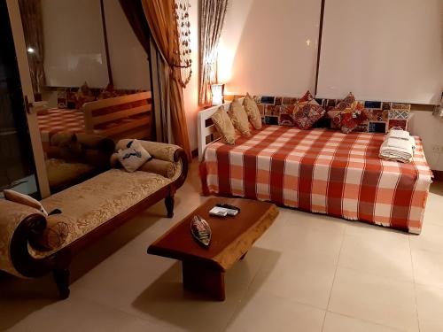 沙姆沙伊赫Villa D60的一间带两张床和一张沙发的客厅
