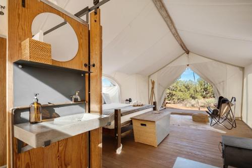 瓦莱Under Canvas Grand Canyon的帐篷内的浴室设有水槽和镜子