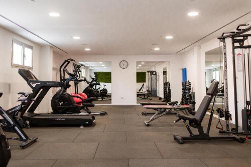 休达德亚Gran Sagitario的健身房设有数台跑步机和有氧运动器材