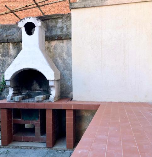 CandeloLa Taverna del Ricetto的石墙顶上的比萨饼烤箱