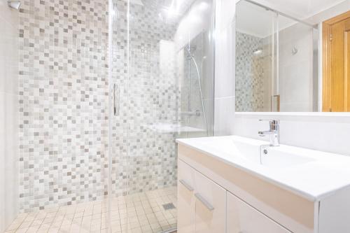 贝尼多姆Gemelos 22 Resort Apartment 2-15-B Levante Beach的白色的浴室设有水槽和淋浴。
