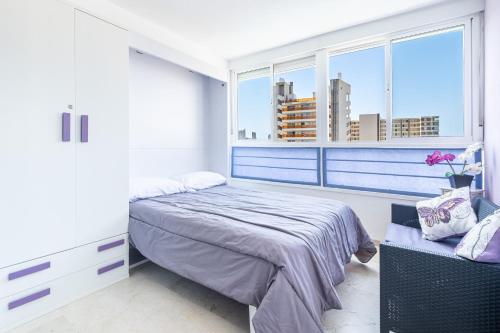 贝尼多姆Gemelos 22 Resort Apartment 2-15-B Levante Beach的一间卧室设有一张床和一个窗口