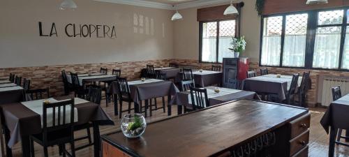里瓦德塞利亚La Chopera的一间在房间内配有桌椅的餐厅