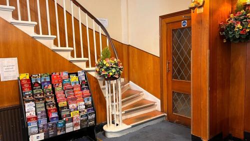 伦敦布鲁姆斯伯里格雷西姆酒店的一座楼里书展的楼梯