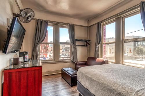 旧金山拉姆酒店的一间卧室配有一张床、一把椅子和窗户。
