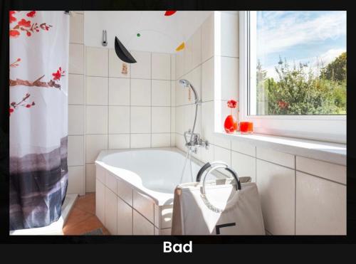 SpantekowEs gibt nichts zu tun - Ostsee Nähe Usedom的带浴缸、水槽和窗户的浴室