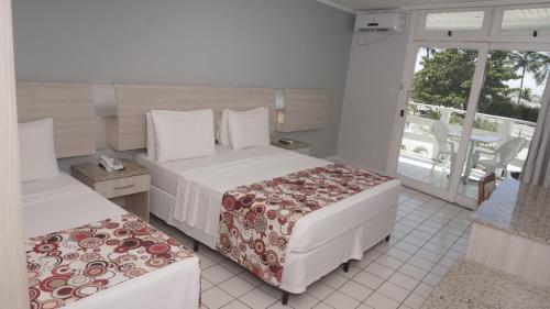 塞古罗港Sueds Plaza的酒店客房设有两张床和一个阳台。