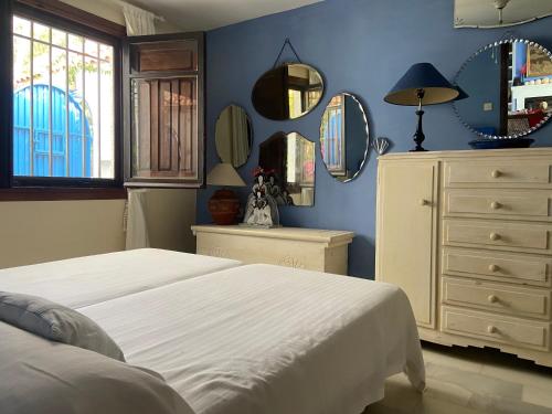 莫哈卡尔Villa Playa Mojacar的一间卧室配有一张床、梳妆台和镜子