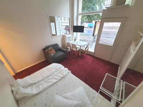 赫尔辛基Center of Helsinki的一间卧室配有一张床、一把椅子和一张桌子