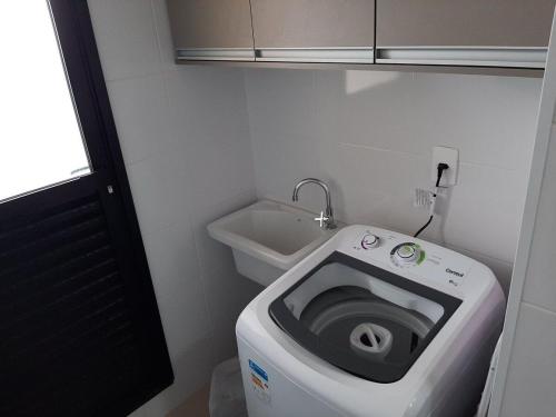 里贝朗普雷托Nova Aliança 66-wifi-estacionamento-pet friendly的一间带卫生间和水槽的小浴室
