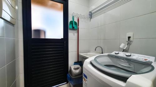 里贝朗普雷托Nova aliança 56 -wifi -estacionamento -3 hóspedes的一间带水槽和卫生间的浴室