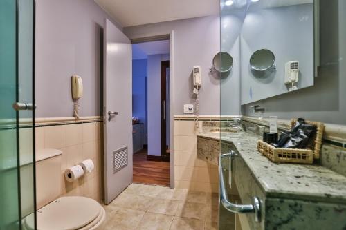 圣保罗温德姆圣保罗贝里尼酒店的一间带水槽和卫生间的浴室