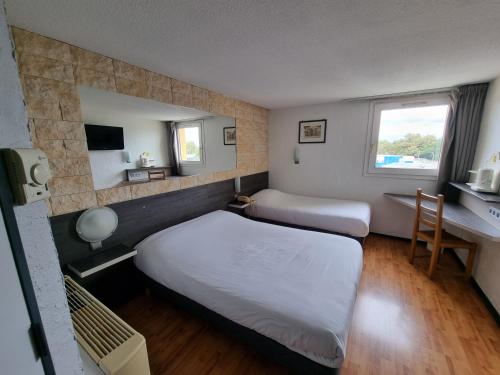 伦斯波城北里瑞拉思餐厅酒店的酒店客房配有两张床和一张书桌