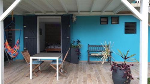 圣罗斯Kaz kad的一个带桌子和蓝色墙壁的庭院
