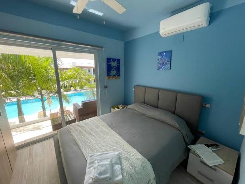 博卡奇卡Boca Paraiso的一间卧室设有一张床,享有游泳池的景色