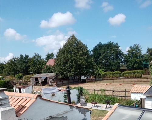 KapellenEmcée B&B的从房子的屋顶上可欣赏到后院的景色