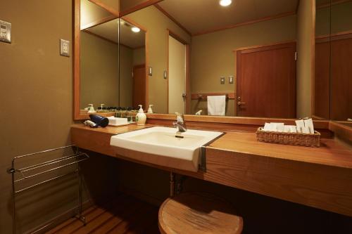新鹤田酒店的一间浴室