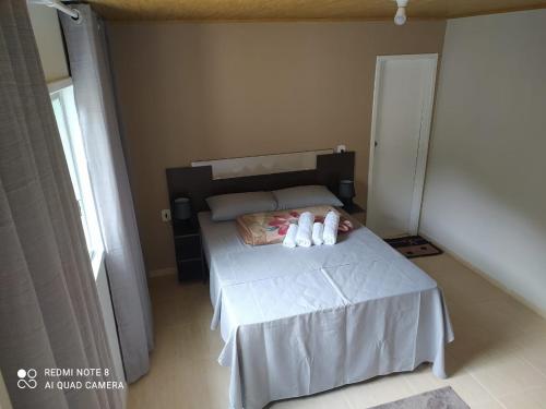 圣特雷莎APARTAMENTO DU VÔ的一间卧室,床上放着两只动物