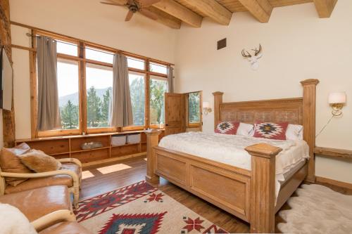 黑利Bear Lodge with private Pool, Hottub, and Sauna!的卧室配有床、椅子和窗户。
