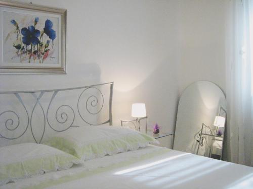 斯普利特Orange Bamboo Suite的白色卧室配有床和镜子