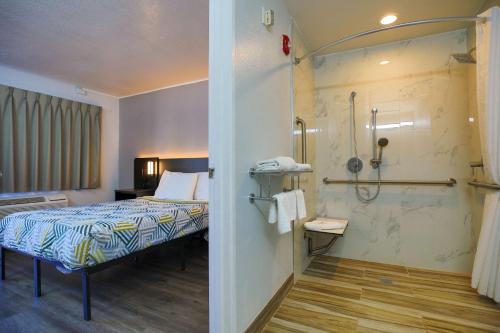 萨克拉门托第6萨克拉门托汽车旅馆 - 老萨克拉门托北部的酒店客房配有一张床和淋浴