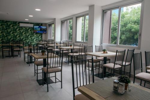 瓜亚基尔The Park Hotel的用餐室设有桌椅和窗户。