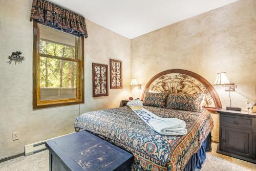 基斯通2914 River Bank Lodge - Keystone的一间卧室设有一张大床和一个窗户。