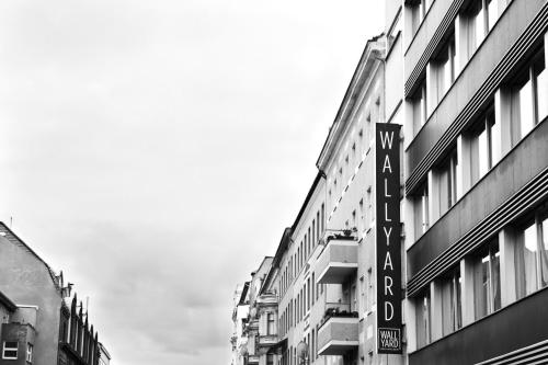 柏林WALLYARD Stay的一张黑白相间的街道照片,上面有建筑物