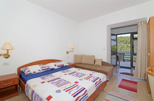 波拉斯Apartments by the sea Polace, Mljet - 613的一间卧室配有一张床和一张沙发