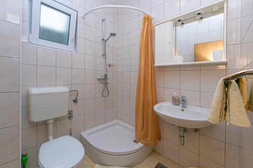 布雷拉Apartments with a parking space Brela, Makarska - 6907的浴室配有卫生间、盥洗盆和淋浴。