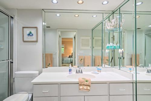萨尼贝尔Luxury Sanibel Condo with Ocean View Steps to Beach的一间带水槽、卫生间和镜子的浴室