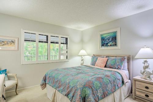 萨尼贝尔Luxury Sanibel Condo with Ocean View Steps to Beach的一间卧室设有一张床和两个窗户。