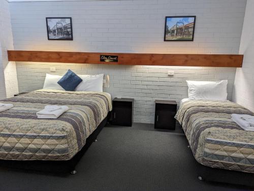 奥尔伯里厄姆阁汽车旅馆的一间客房内配有两张床的房间
