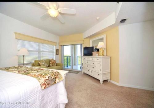 新士麦那海滩Lovely & Cozy 3 bedroom with pool的一间卧室配有一张床和吊扇